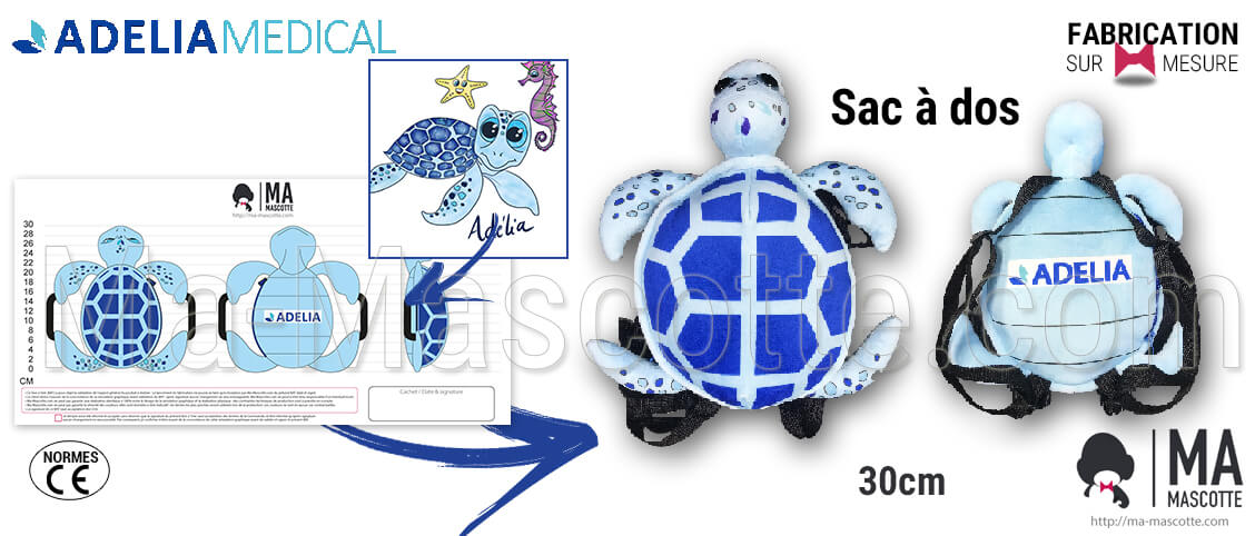 Peluche sac à dos sur mesure en forme de tortue bleue pour le client Adelia. Création et design de peluche sur mesure.