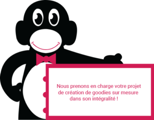 Nigule tenant un panneau où il est écrit "Nous prenons en charge votre projet de création de produit sur mesure dans son intégralité"