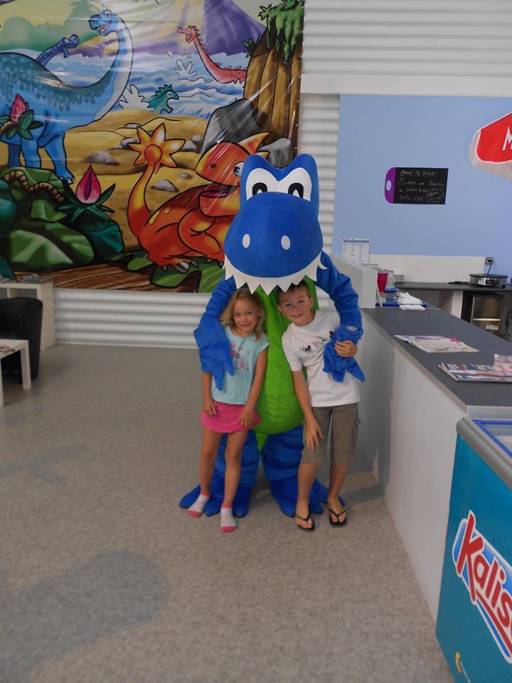 mascotte dinosaure et enfants
