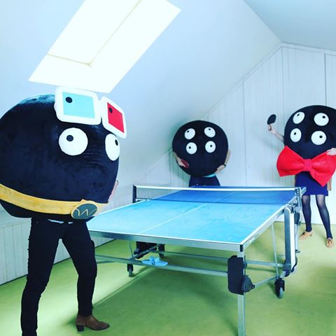 mascotte qui joue au ping pong