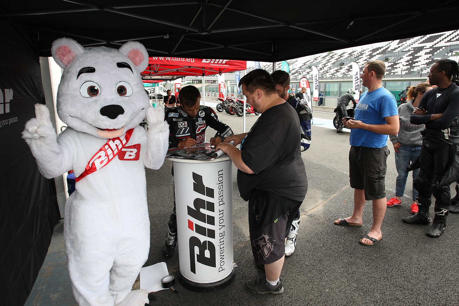 mascotte dédicace moto grand prix