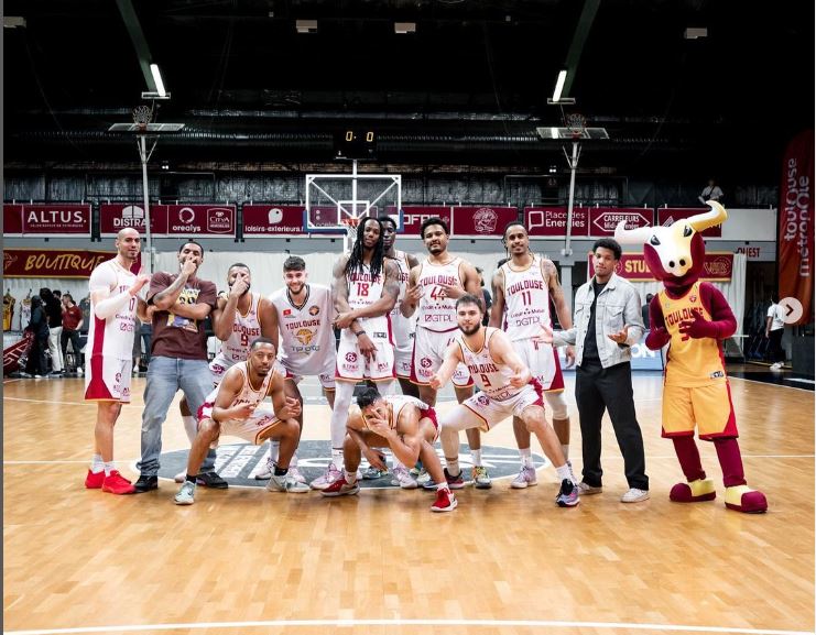 mascotte taureau basketball